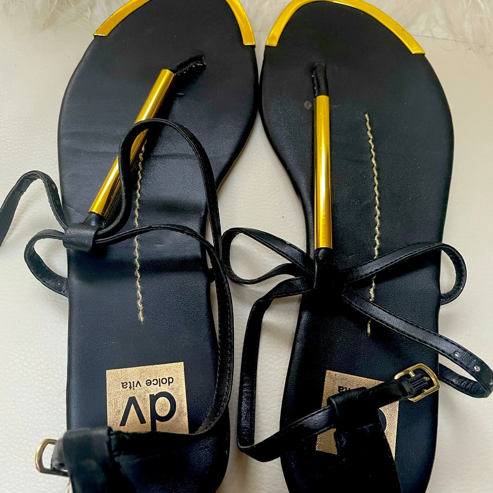 DV DOLCE VITA
Flat black leather flats gold accent